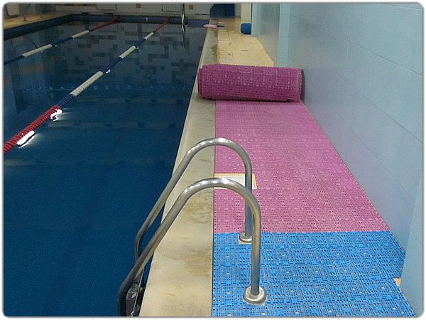 противоскользящее покрытие возле бассейна, заказать