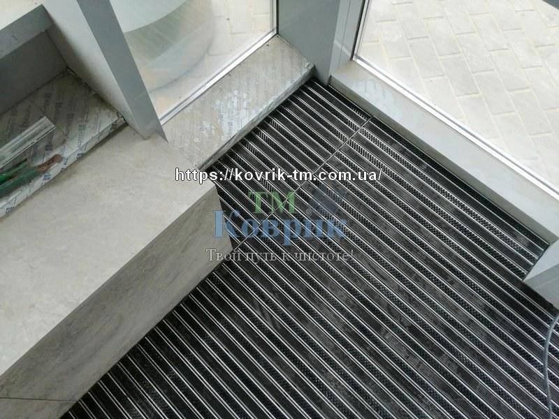 грати перед вхідними дверима купити