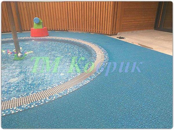 модульное покрытие вокруг бассейна