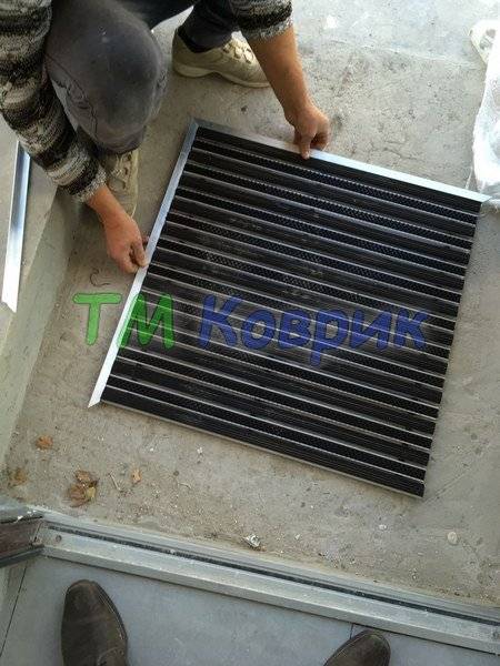 встановлення придверної решітки