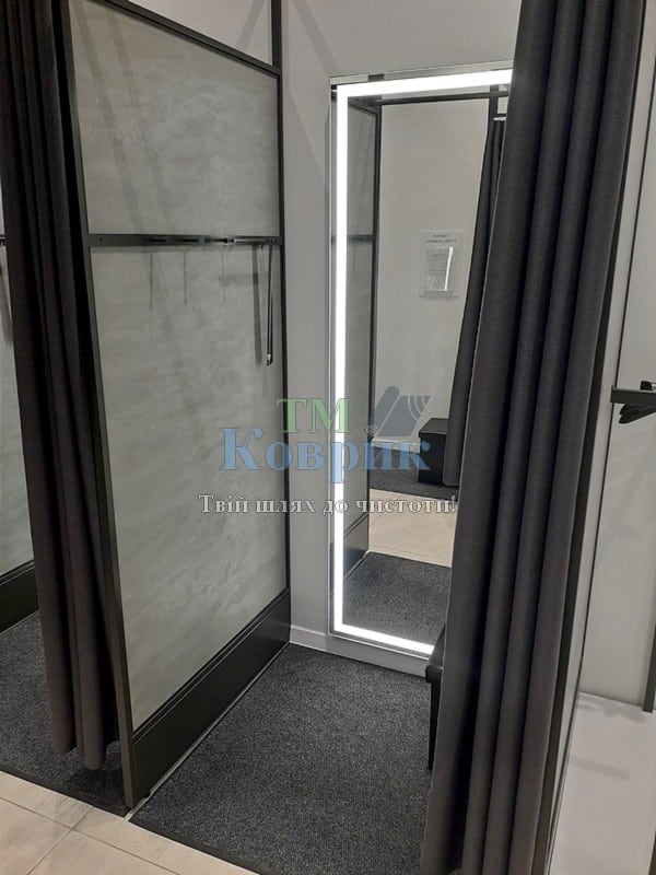 придверний килимок сірий у примірювальну