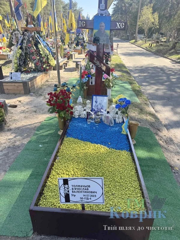 штучна трава на цвинтарі продаж