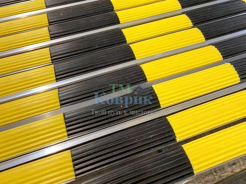 Грязезащитная решетка с цветным наполнением