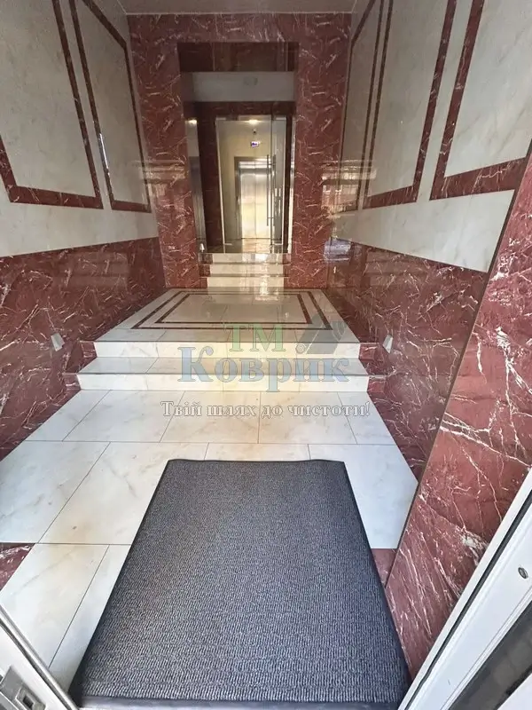 брудозахисний килимок у передпокій